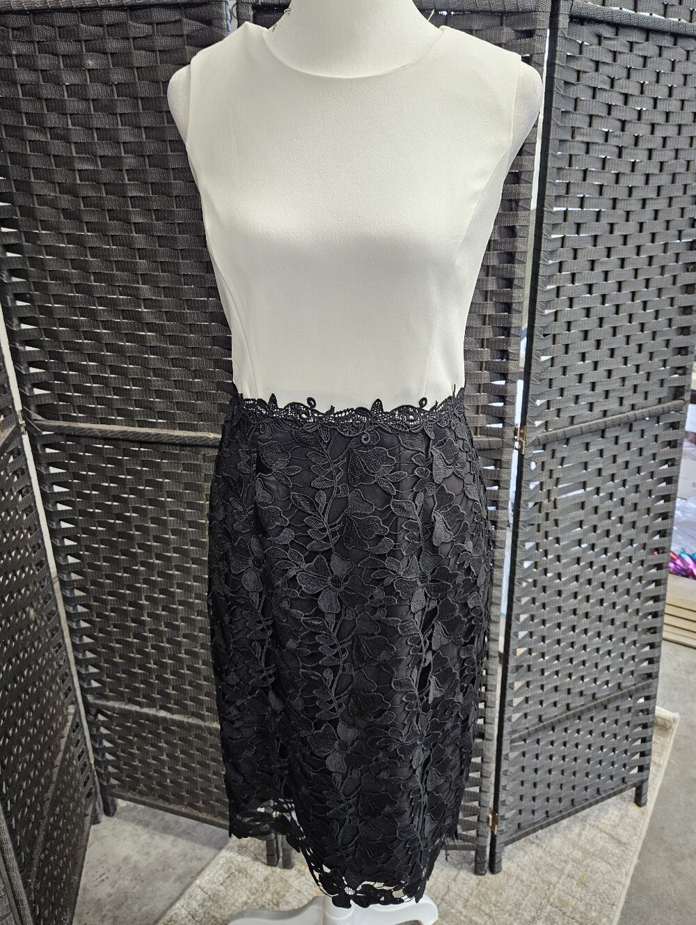 Size 2 White & Black Sleeveless Jersey/Lace White House Black Market Cocktail